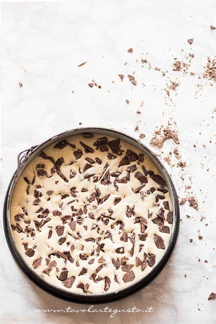 Aggiungere i pezzi di cioccolato - Ricetta Torta Stracciatella