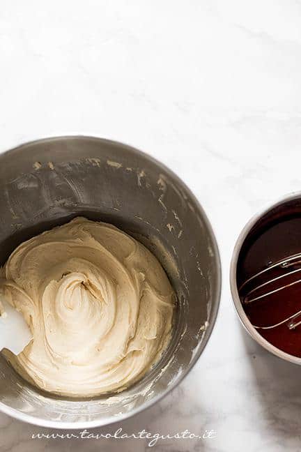 Aggiungere il il composto di cacao - Ricetta Torta al doppio cioccolato