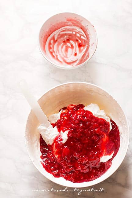 Aggiungere la composta fredda alla panna e yogurt - Ricetta Semifreddo alle fragole