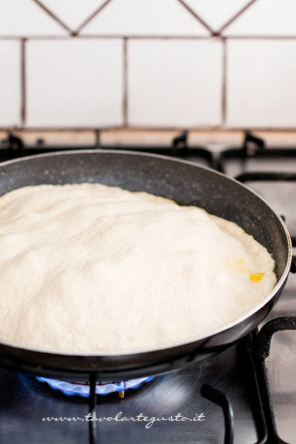 Cuocere la focaccia in padella - Ricetta Focaccia in padella