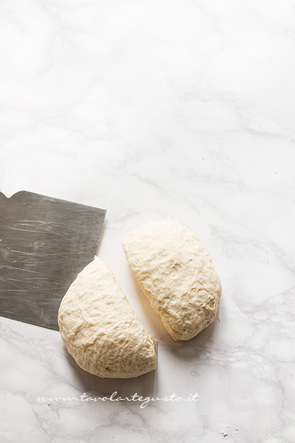 Dividere l'impasto a metà - Ricetta Focaccia in padella