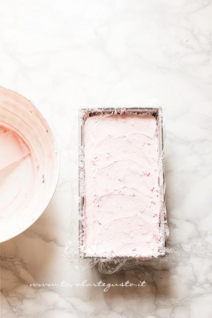 Inserire il composto nello stampo - Ricetta Semifreddo alle fragole