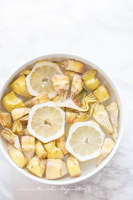 Marinare i carciofi in acqua e limone - Ricetta Carciofi carmallati