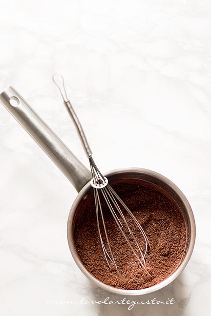 Mescolare zucchero e cacao- Ricetta Torta al doppio cioccolato