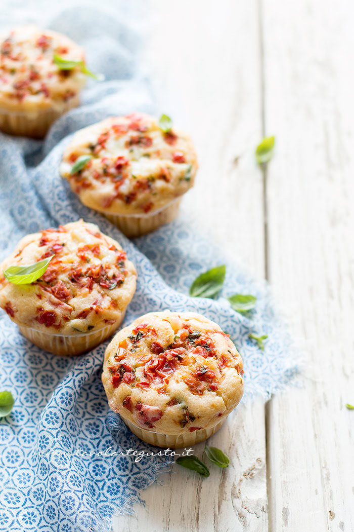 Muffin salati provola e pomodorini - Ricetta Muffin salati provola e pomodorini