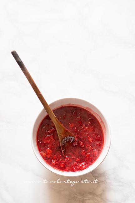 Preparare la composta di fragole - Ricetta Semifreddo alle fragole