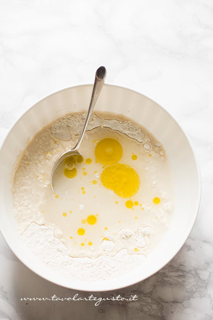 Preparare l'impasto - Ricetta Focaccia in padella
