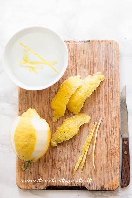 Ricavare listelle di bucce di limone - Ricetta Carciofi carmallati