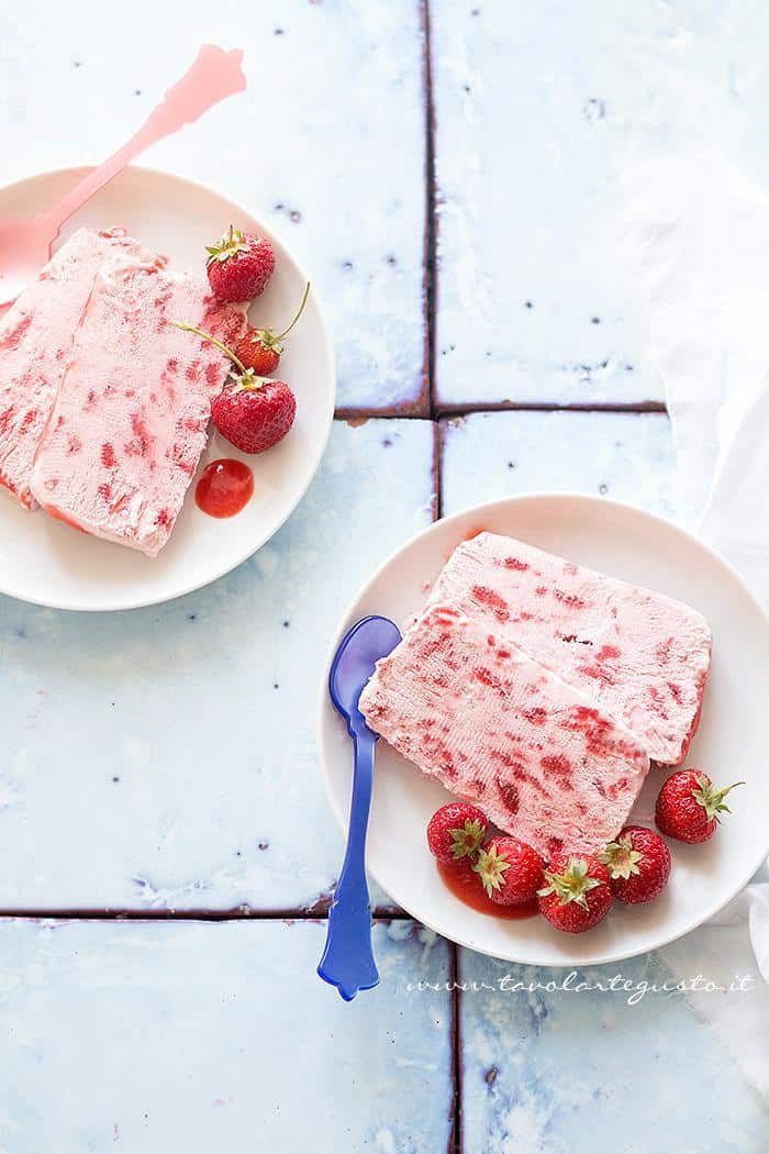 Semifreddo alle fragole - Ricetta Semifreddo alle fragole.
