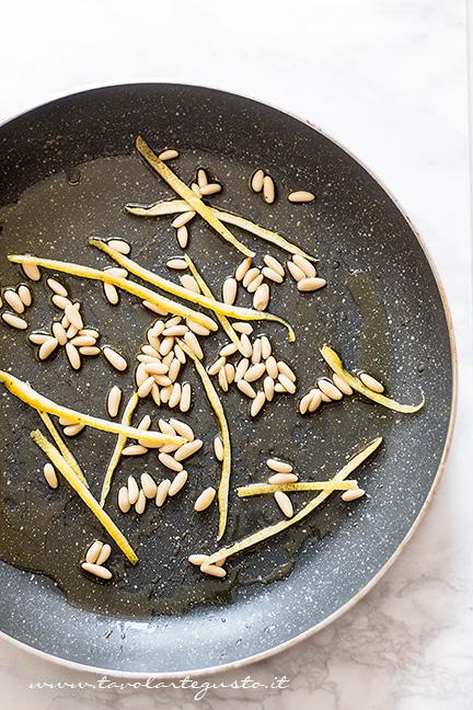 Soffriggere pinoli e bucce di limone - Ricetta Carciofi carmallati