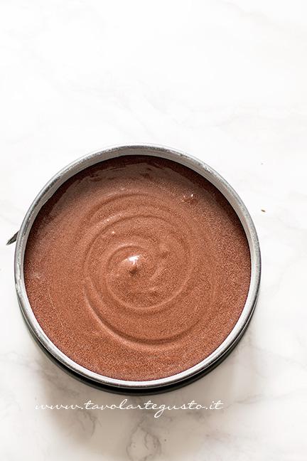 Versare l'impasto in teglia - Ricetta Torta al doppio cioccolato
