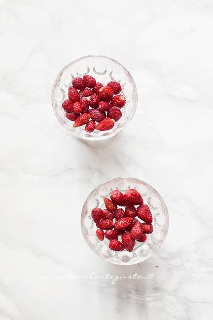 dagiare le fragoline nelle coppe - Ricetta Mousse allo yogurt