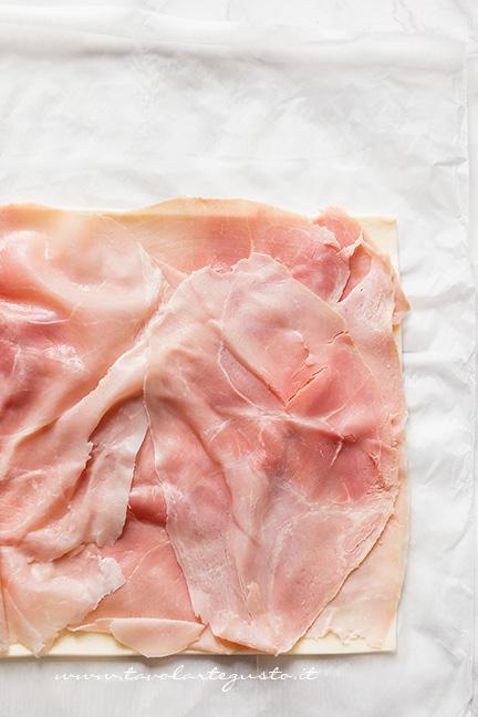 Adagiare il prosciutto cotto nella pasta sfoglia - Ricetta Girelle di pasta sfoglia salate