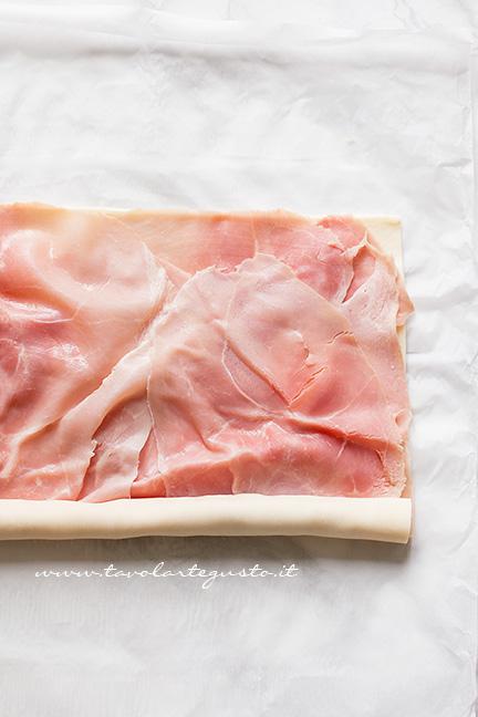 Arrotolare la sfoglia - Ricetta Girelle di pasta sfoglia salate