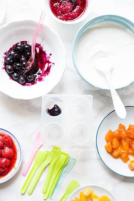 Come preparare i Ghiaccioli allo yogurt e frutta - Ricetta Ghiaccioli allo yogurt e frutta