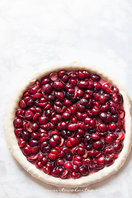 Disporre le ciliegie nel guscio di brisée - Ricetta Crostata di ciliegie