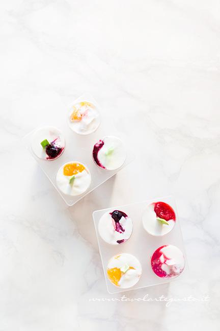 Ghiaccioli pronti per il freezer - Ricetta Ghiaccioli allo yogurt e frutta