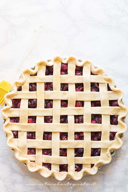 Pennellare di uovo e spolverare di zucchero - Ricetta Crostata di ciliegie