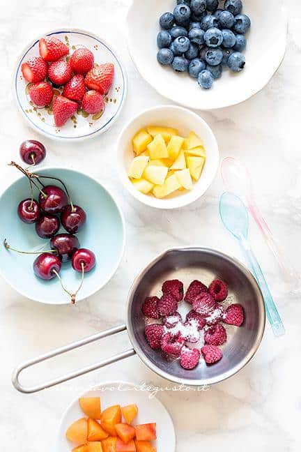 Pulire e lavare la frutta - Ricetta Ghiaccioli allo yogurt e frutta