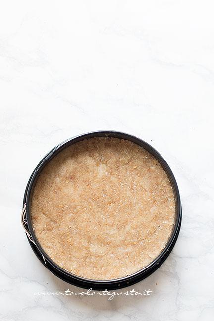 Adagiare il composto in una teglia apribile - Ricetta Torta cocco e cioccolato fredda e senza cottura