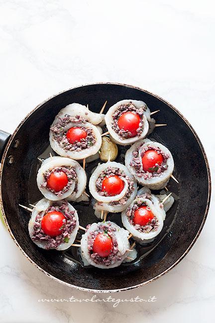 Aggiungere in padella gli involtini - Ricetta Involtini di Platessa