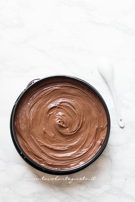 Appiattire il Topping e riporre la torta in frigo - Ricetta Torta cocco e cioccolato fredda e senza cottura