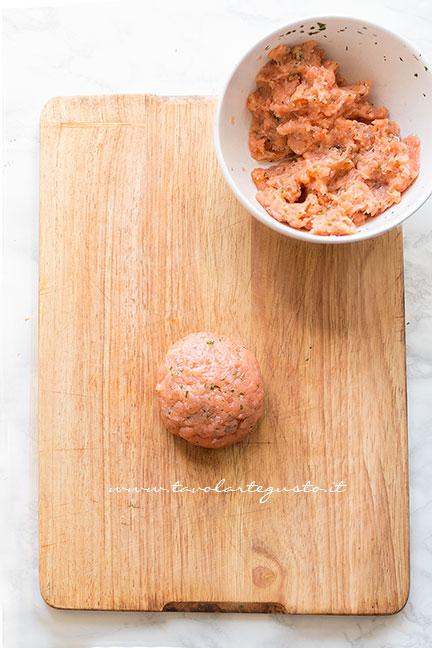 Come formare l'hamburger di salmone1 - Ricetta Hamburger di salmone
