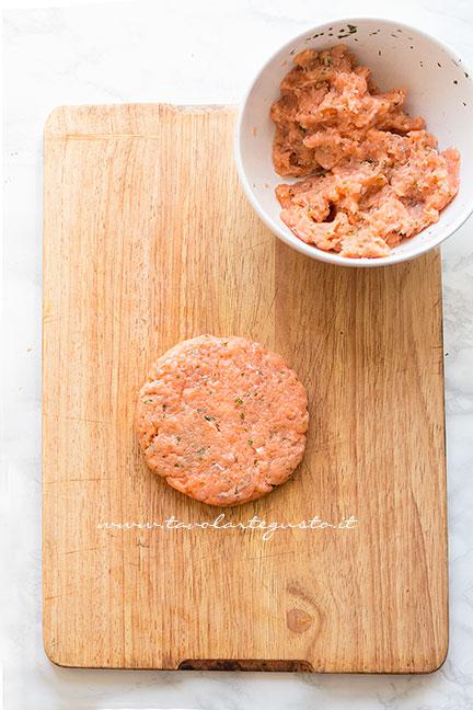 Come formare l'hamburger di salmone2 - Ricetta Hamburger di salmone