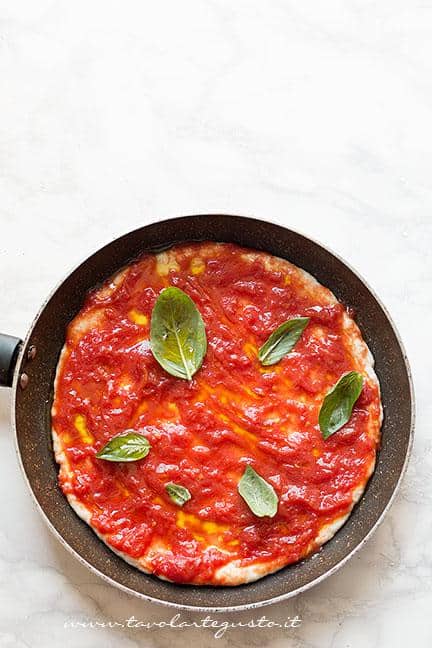 Condire la pizza con pomodoro olio e basilico - Ricetta Pizza in padella