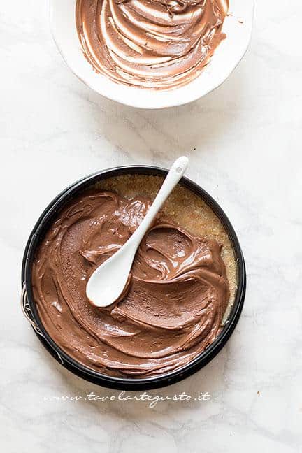 Distribuire sulla base il composto di cioccolato - Ricetta Torta cocco e cioccolato fredda e senza cottura