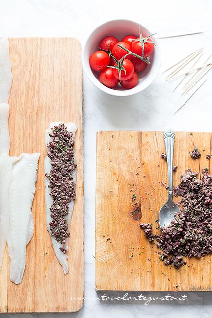 Farcire ogni mezzo con le olive tritate - Ricetta Involtini di Platessa
