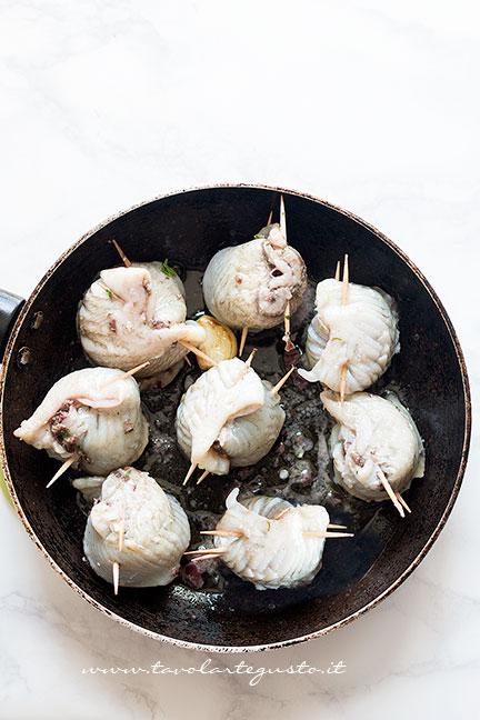 Girare gli involtini - Ricetta Involtini di Platessa