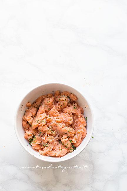 Impastare la carne di salmone tritata con le erbe aromatiche - Ricetta Hamburger di salmone