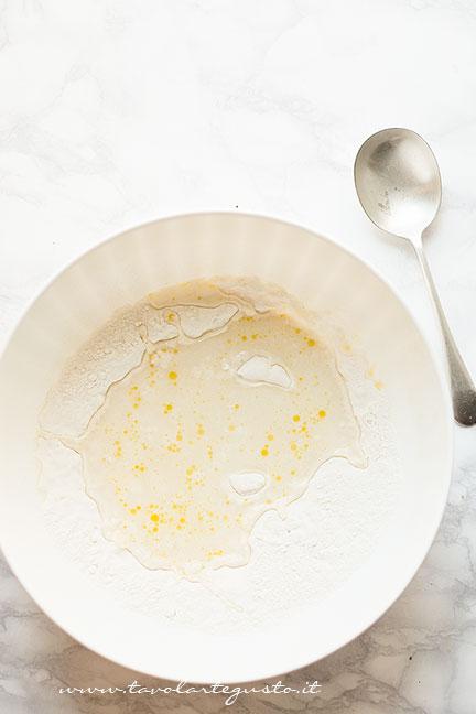 Mescolare gli ingredienti in una ciotola - Ricetta Pizza in padella
