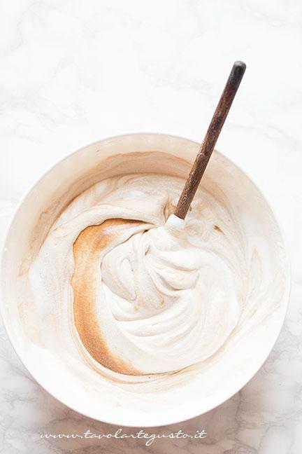 Mescolare il composto di caffè con la panna - Ricetta Coppa del nonno