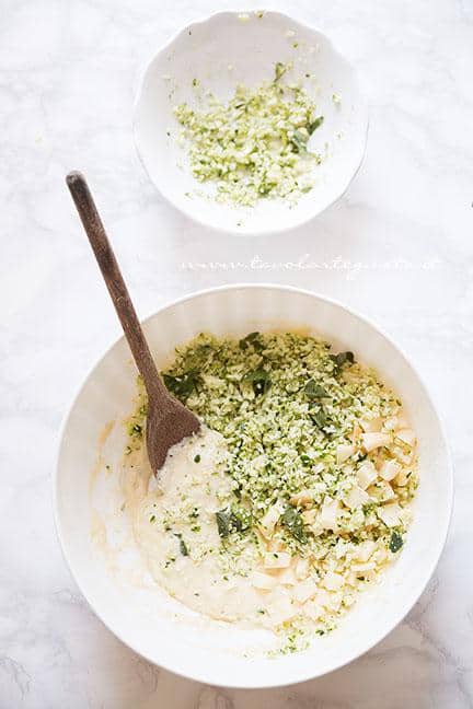 Mescolare l'impasto - Muffin alle zucchine