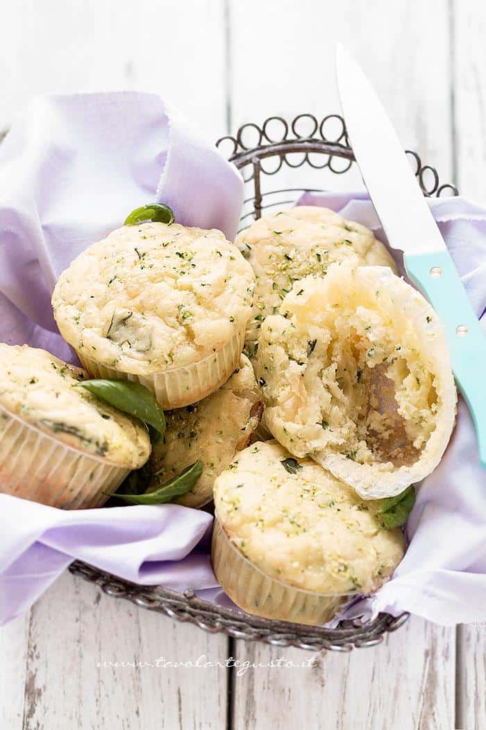 Muffin alle zucchine - Ricetta Muffin salati alle zucchine -