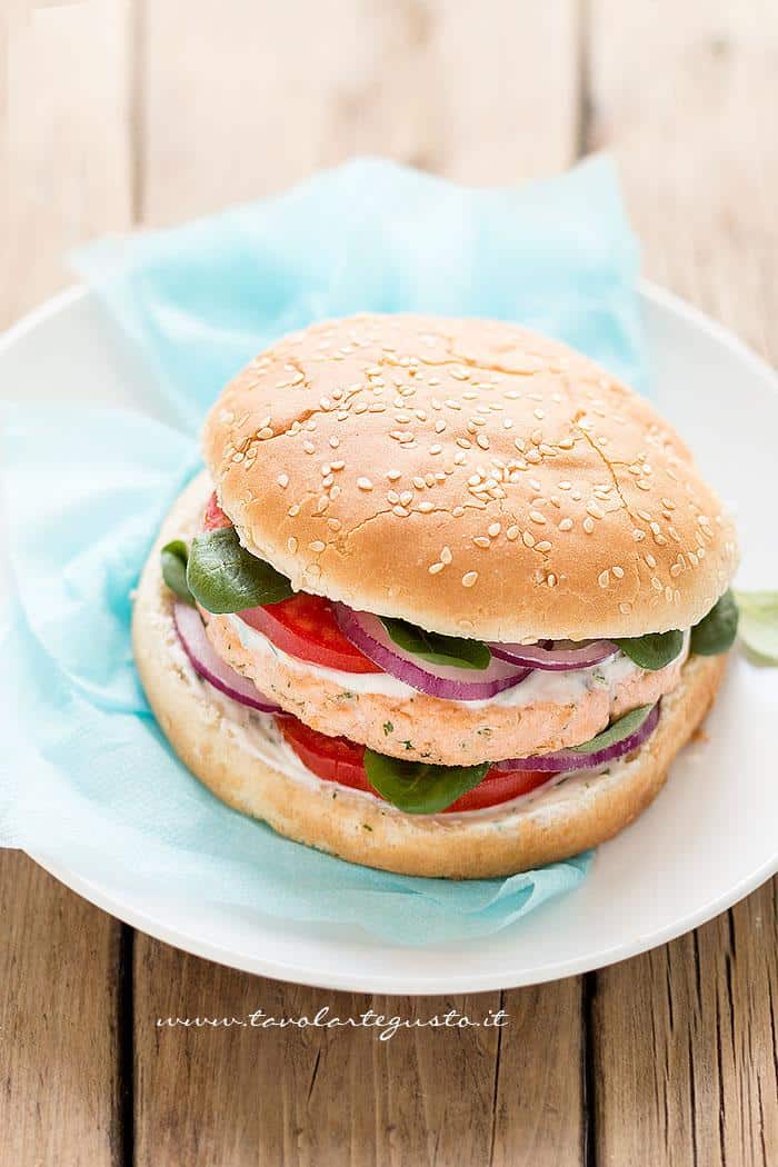 Panino con Hamburger di salmone (Burger buns di salmone) - Ricetta Hamburger di salmone