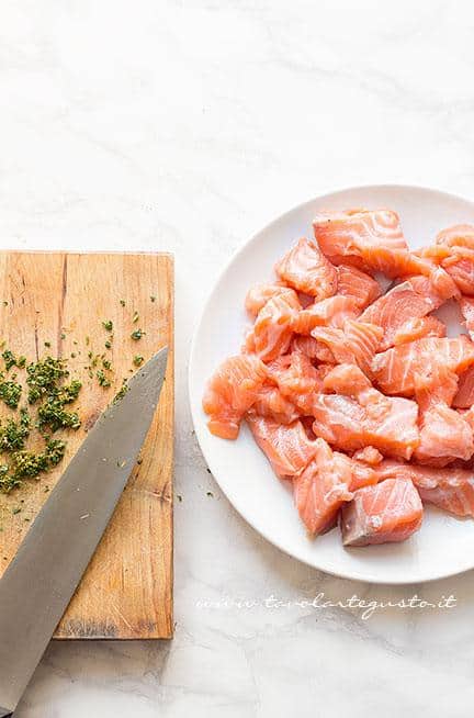 Sfilettare il salmone - Ricetta Hamburger di salmone
