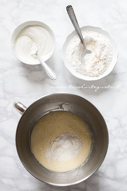 Aggiungere 1 cucchiaio di farina all'impasto - Ricetta Torta con gocce di cioccolato