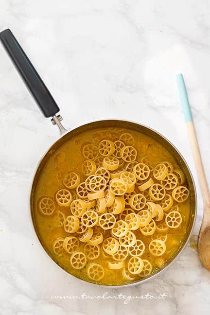Aggiungere la pasta nella Zucca - Ricetta Pasta e Zucca