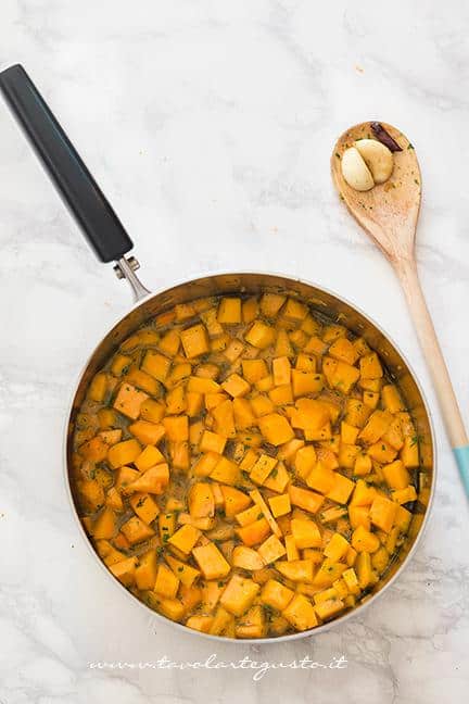 Aggiungere l'acqua - Ricetta Pasta e Zucca