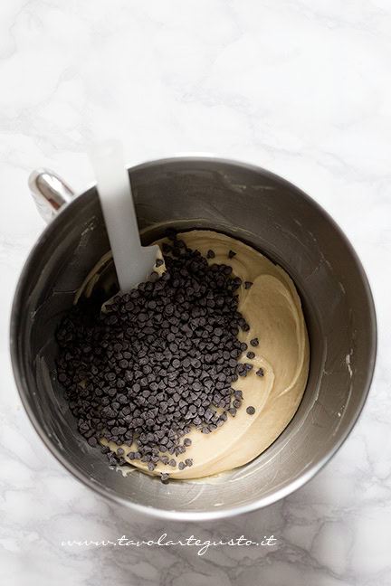 Aggiungere le gocce di cioccolato - Ricetta Torta morbida con gocce di cioccolato