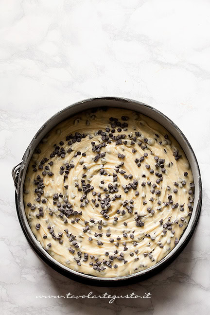 Aggiungere le gocce sull'impasto - Ricetta Torta Ricetta Torta con gocce di cioccolato