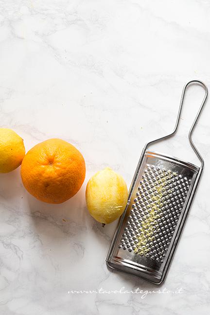 Grattugiare le bucce degli agrumi - Ricetta Torta alla Ricotta