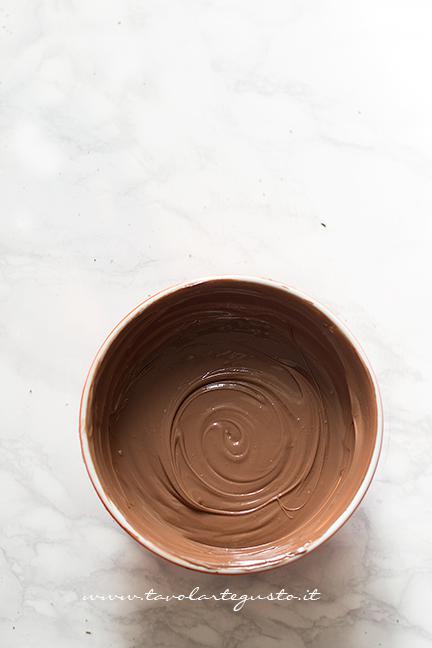 Il mix di cioccolati sciolti insieme alla nutella - Ricetta Torrone dei morti