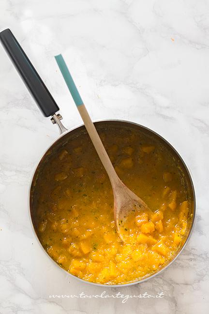 La zucca cotta, ormai stufata ridotta quasi in crema - Ricetta Pasta e Zucca