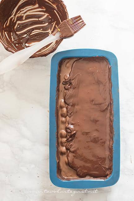 Ricoprire di cioccolato fondente la superficie del torrone - Ricetta Torrone dei morti