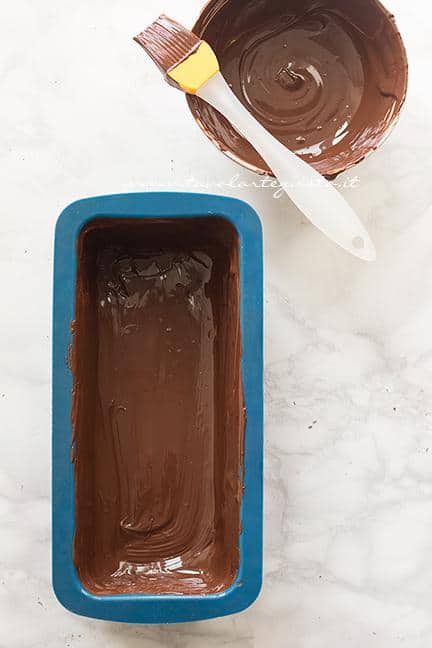 Rivestire di cioccolato uno stampo da plumcake - Ricetta Torrone dei morti