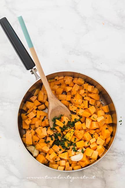 Soffriggere la zucca con olio aglio peperoncino e prezzemolo - Ricetta Pasta e Zucca